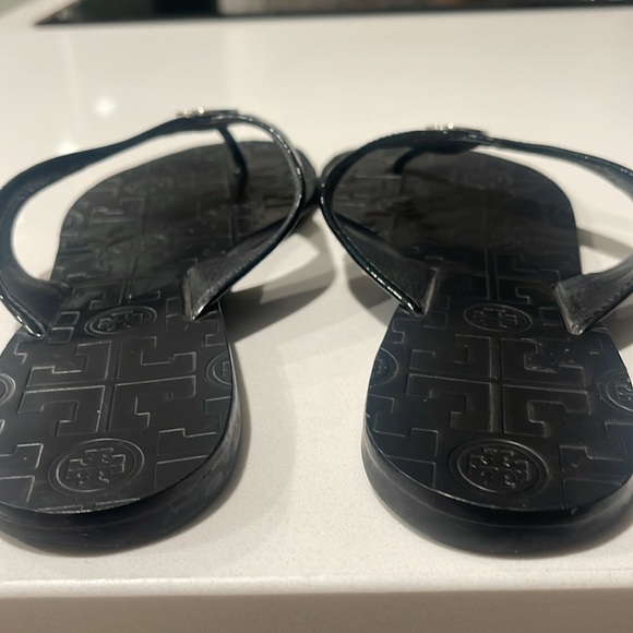 TORY BURCH (EUC) Women’s Black Patent Look Thong Sandals With Silver Logo Size 7 - Picture 10 of 11